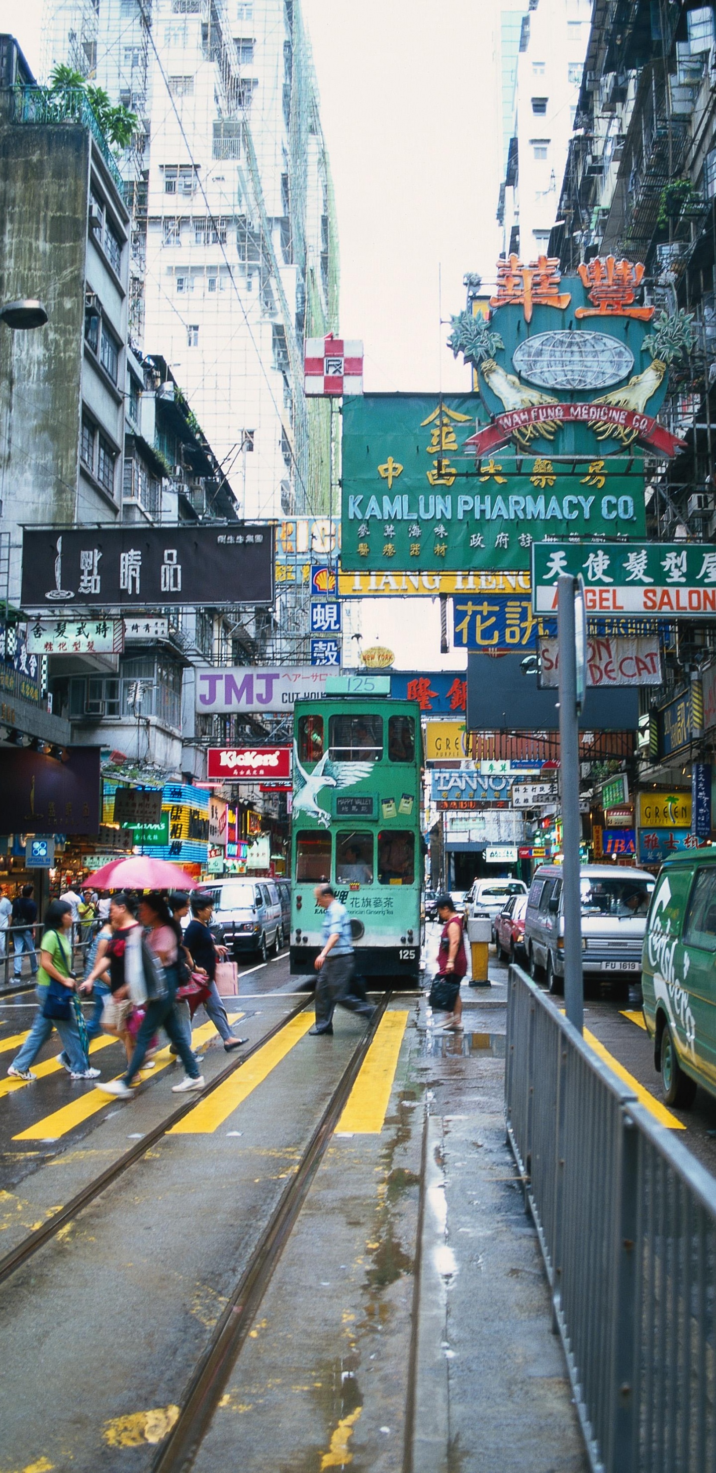 Leute, Die Tagsüber Auf Der Straße Gehen. Wallpaper in 1440x2960 Resolution