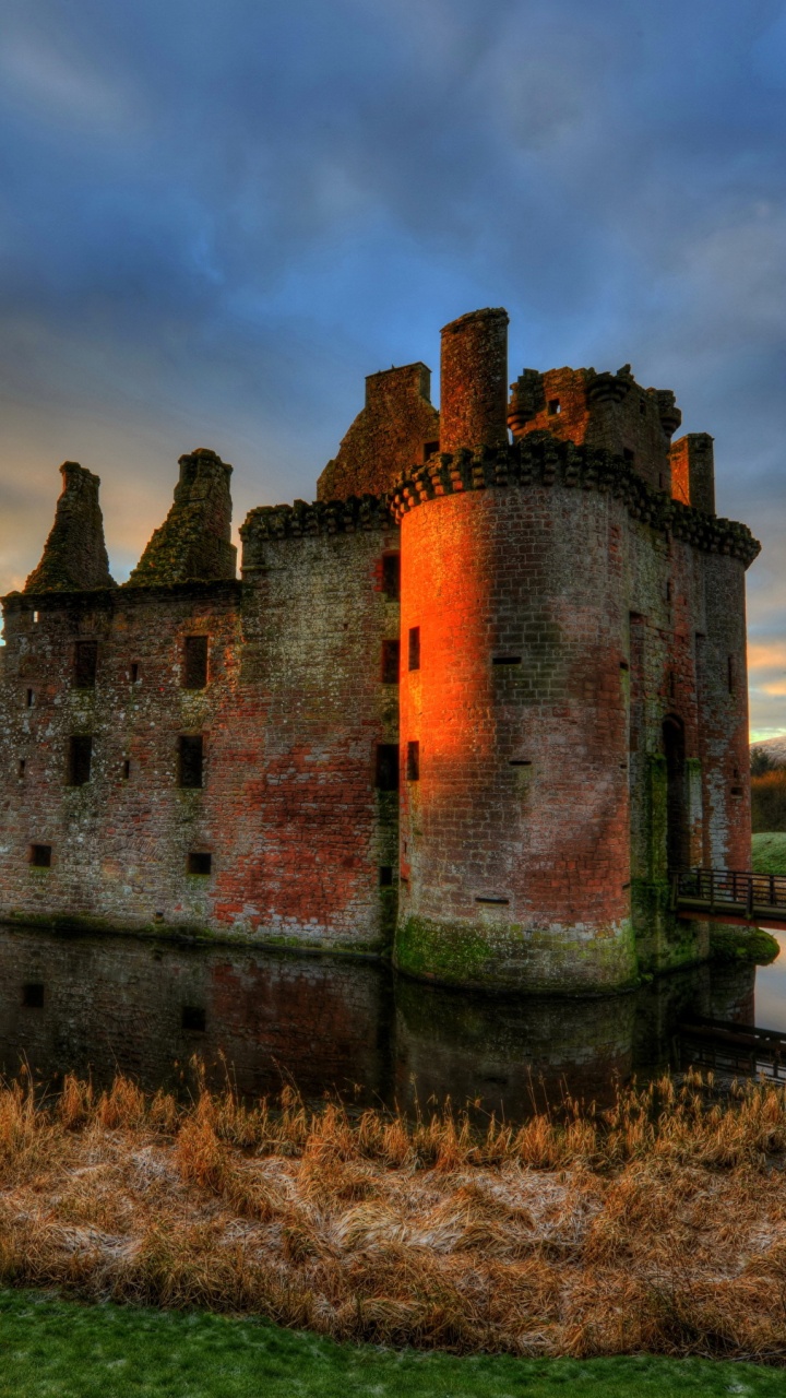 Braune Betonburg Unter Bewölktem Himmel Tagsüber. Wallpaper in 720x1280 Resolution