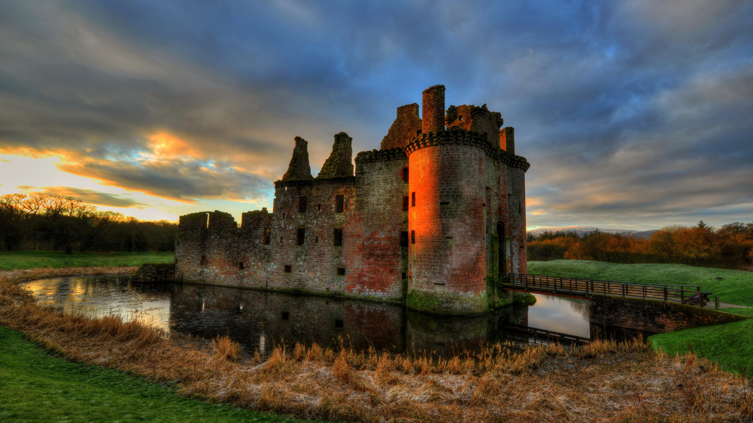 Brown Concrete Castle Under Cloudy Sky During Daytime. Wallpaper in 2560x1440 Resolution