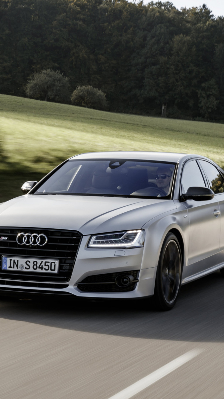 Schwarzes Audi Coupe Tagsüber Unterwegs. Wallpaper in 750x1334 Resolution