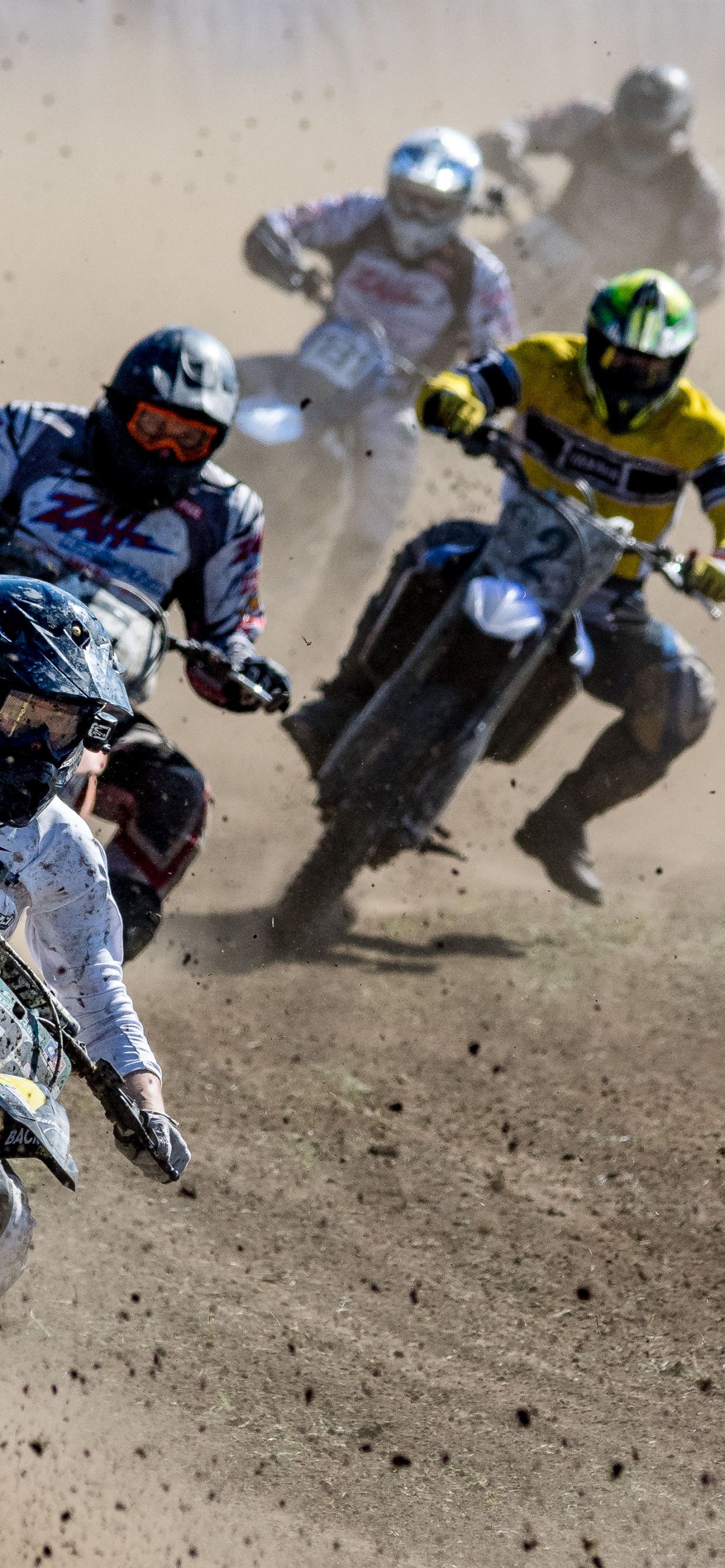 Hombre en Traje Negro y Amarillo Montando Motocross Dirt Bike. Wallpaper in 1242x2688 Resolution
