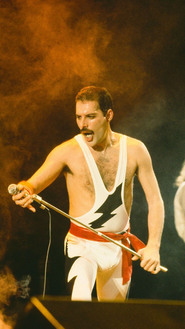 Brian May, Queen, Rock, Performance, Divertissement. Wallpaper in 720x1280 Resolution