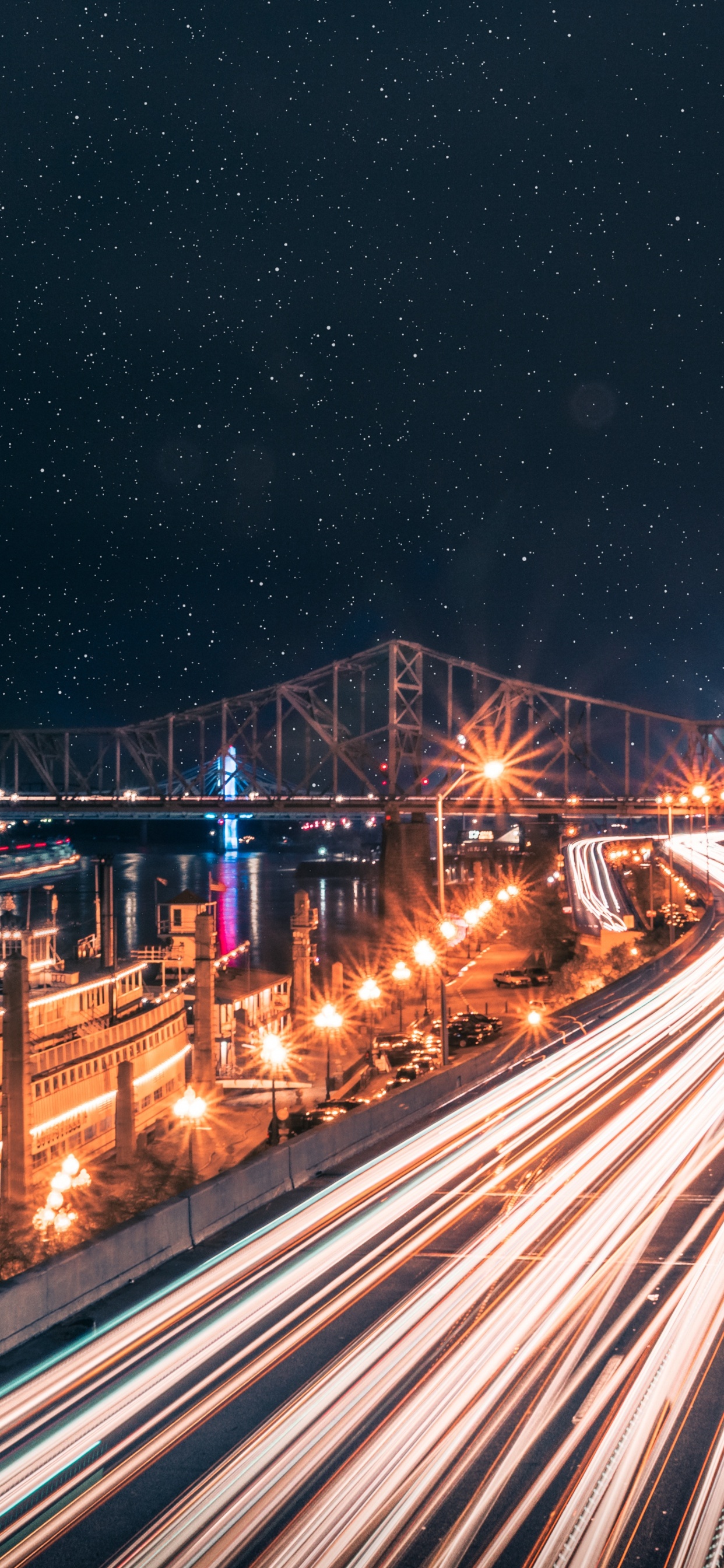 Zeitrafferfotografie Der Lichter Der Stadt Während Der Nacht. Wallpaper in 1242x2688 Resolution