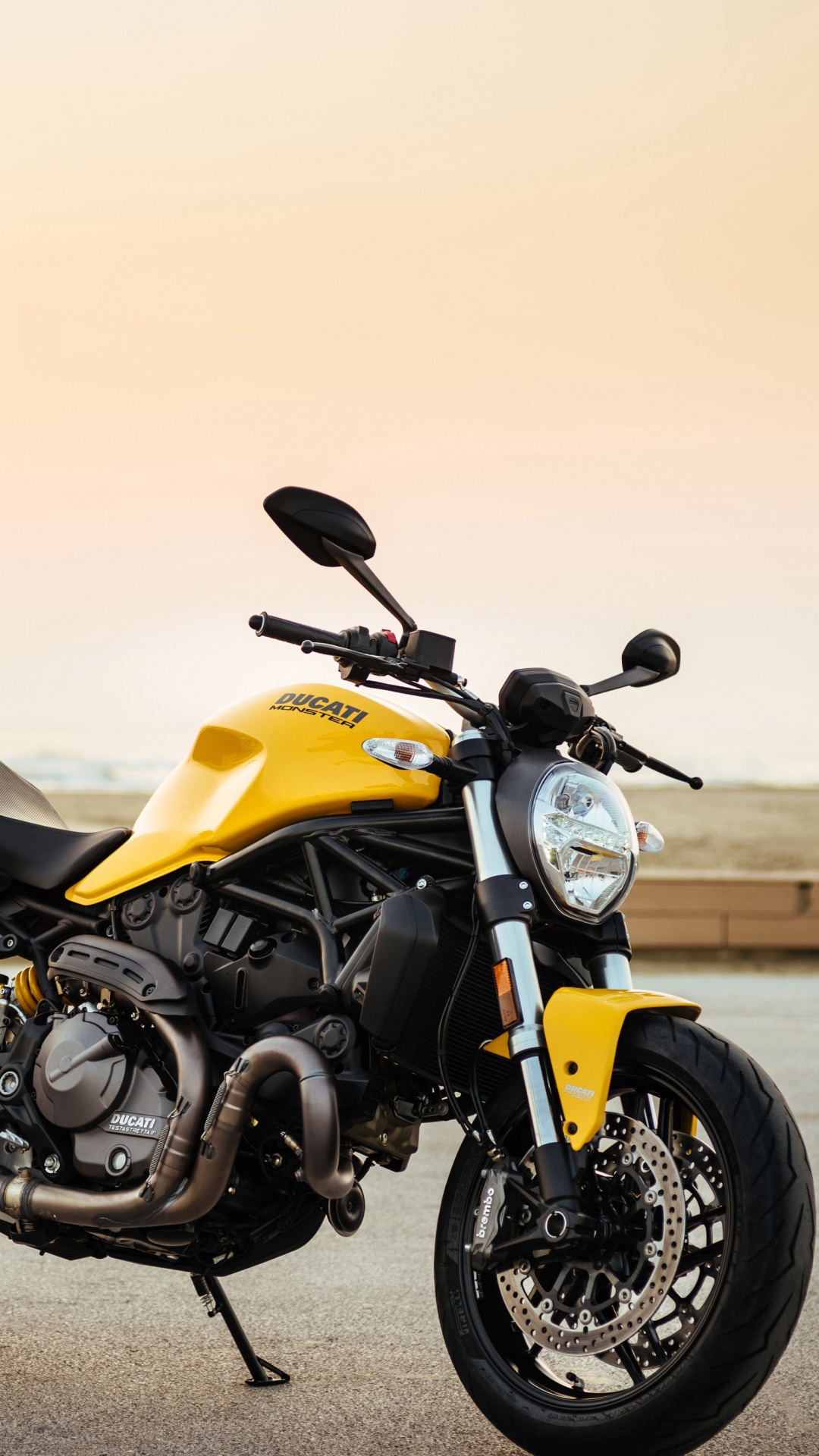 Bicicleta Deportiva Amarilla y Negra en la Carretera de Asfalto Gris Durante el Día. Wallpaper in 1080x1920 Resolution