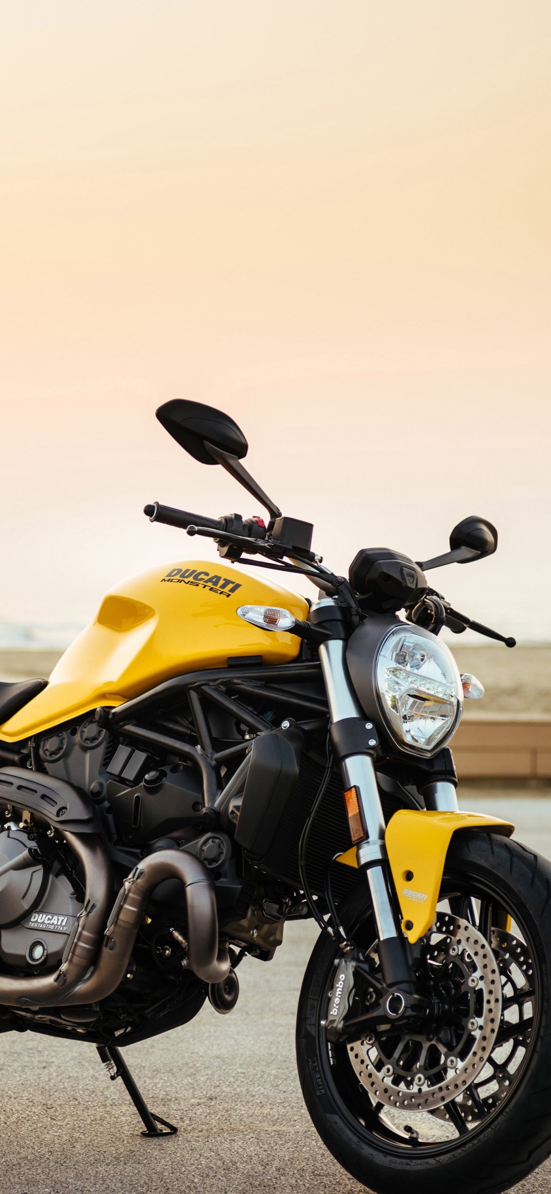 Yellow and Black Sports Bike on Gray Asphalt Road During Daytime. Wallpaper in 1125x2436 Resolution