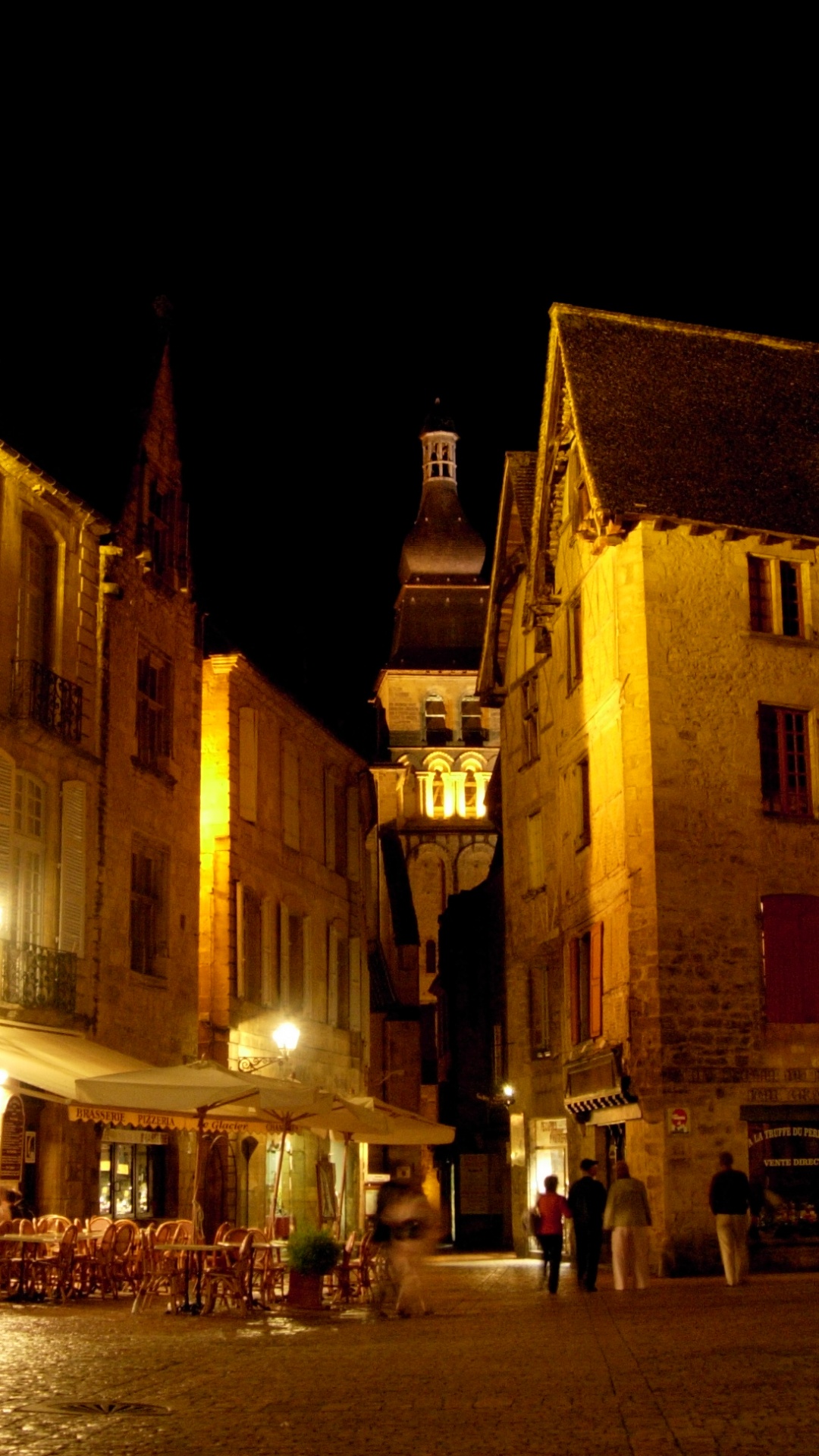 Personnes Marchant Dans la Rue Près du Bâtiment Pendant la Nuit. Wallpaper in 1080x1920 Resolution