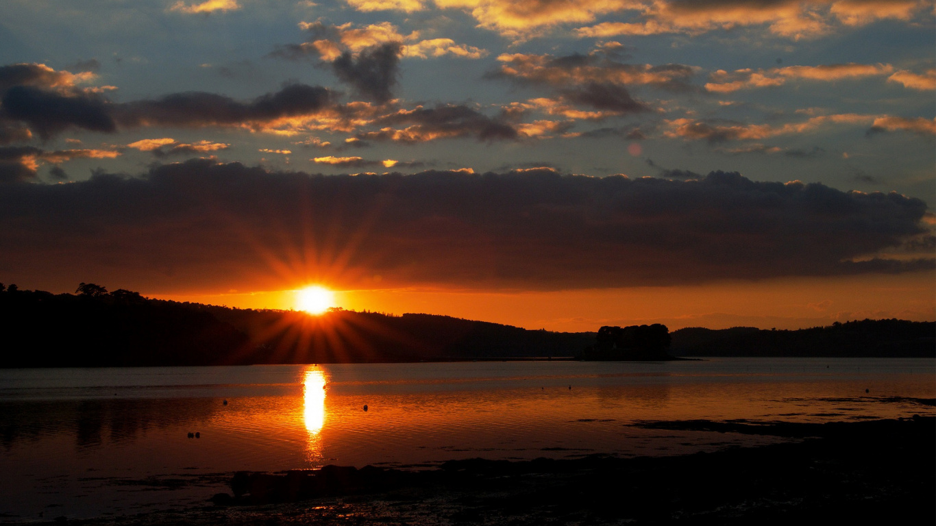 Silhouette de Montagne Pendant le Coucher du Soleil. Wallpaper in 1366x768 Resolution