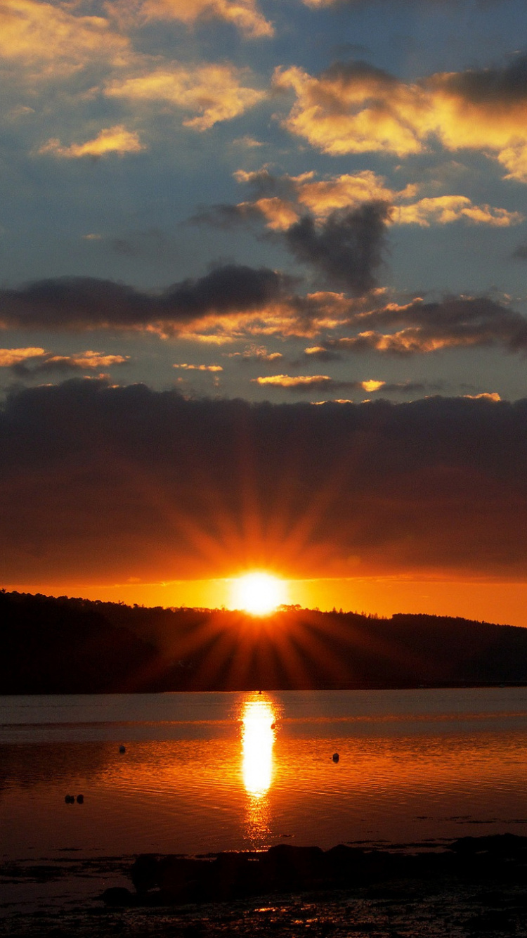 Silhouette Des Berges Bei Sonnenuntergang. Wallpaper in 750x1334 Resolution