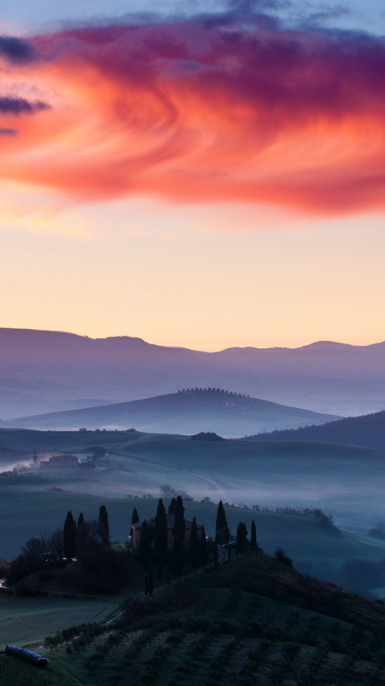 Montagnes Vertes Sous Ciel Orange. Wallpaper in 750x1334 Resolution