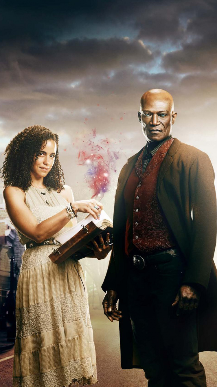 3 Hombres y 2 Mujeres de Pie Sobre la Carretera de Asfalto Negro Bajo el Cielo Nublado Gris. Wallpaper in 750x1334 Resolution