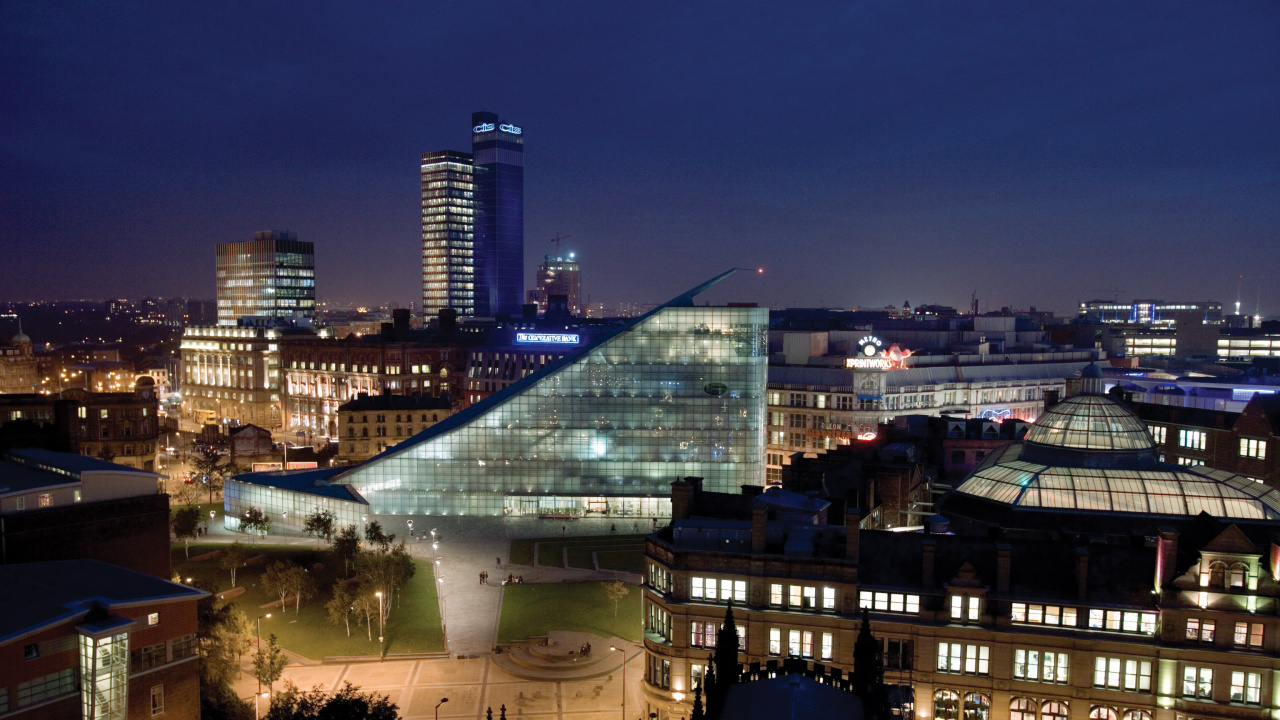 Weißes Betongebäude Während Der Nacht. Wallpaper in 1280x720 Resolution