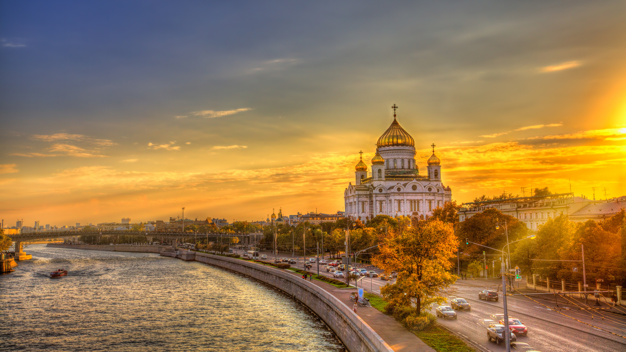 Weißes Und Braunes Betongebäude in Der Nähe Eines Gewässers Bei Sonnenuntergang. Wallpaper in 2560x1440 Resolution