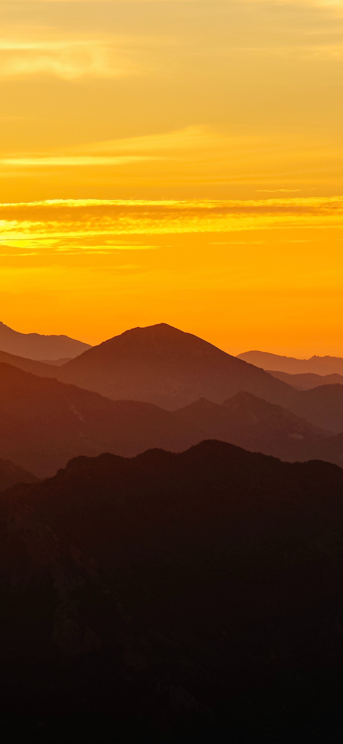 Silhouette Der Berge Bei Sonnenuntergang. Wallpaper in 1125x2436 Resolution