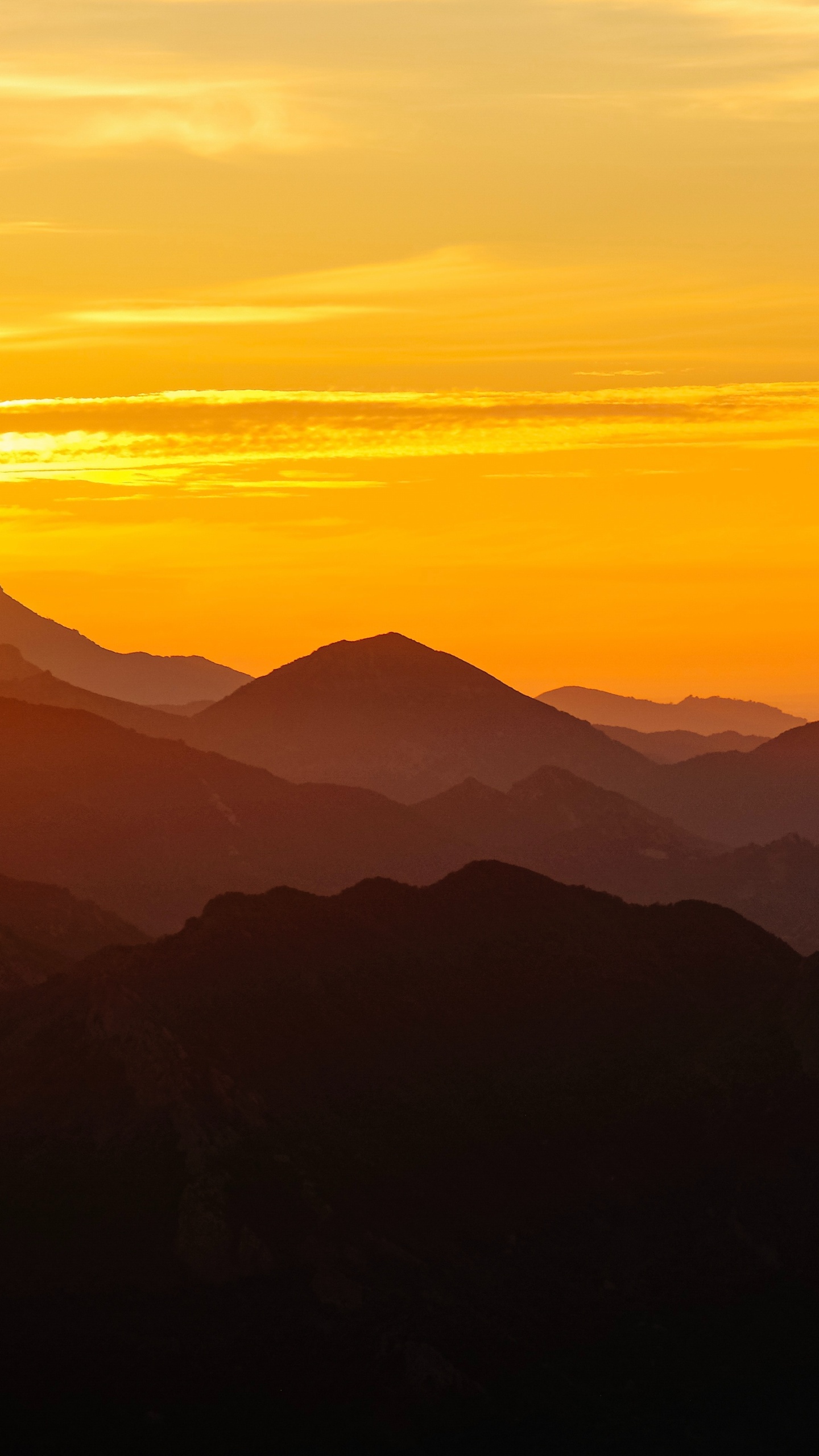 Silhouette Der Berge Bei Sonnenuntergang. Wallpaper in 1440x2560 Resolution
