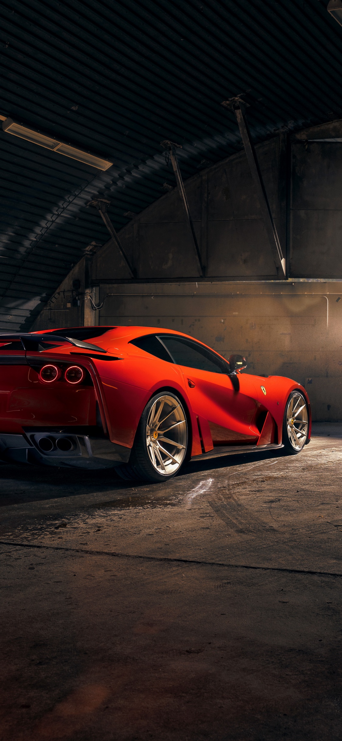 Roter Porsche 911 in Garage Geparkt. Wallpaper in 1125x2436 Resolution