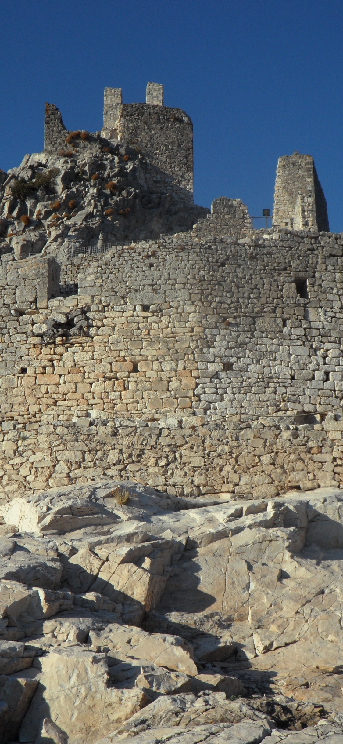 Muro de Hormigón Gris Durante el Día.. Wallpaper in 1125x2436 Resolution