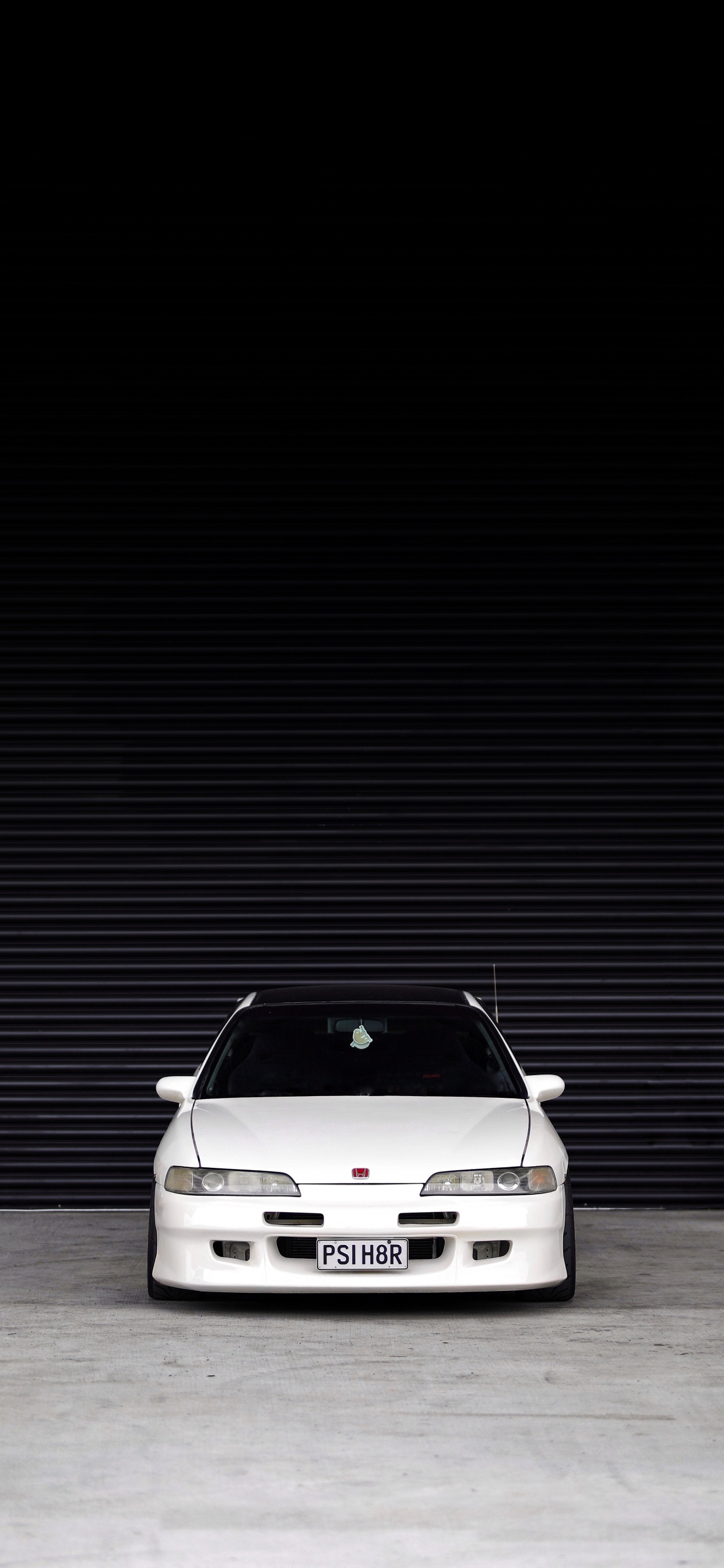 Coche Blanco en Una Habitación Blanca. Wallpaper in 1242x2688 Resolution