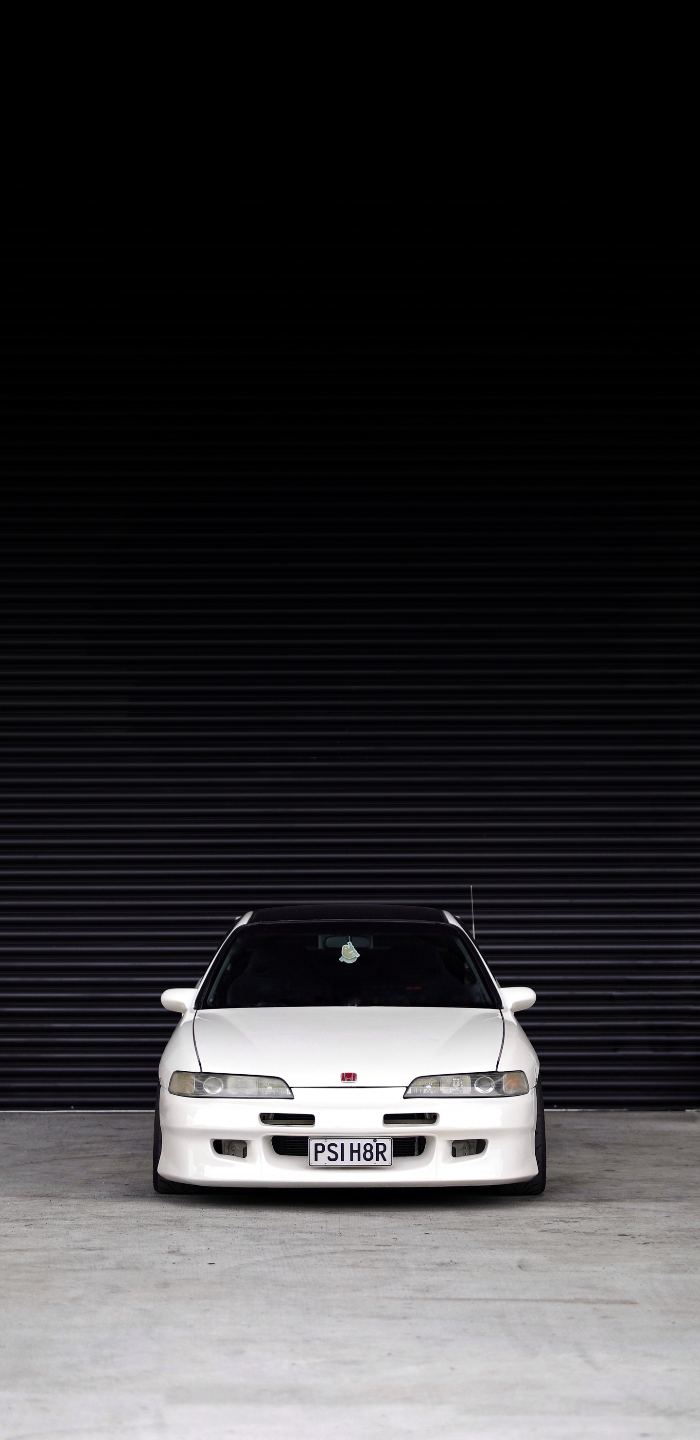 Voiture Blanche Dans Une Pièce Blanche. Wallpaper in 1440x2960 Resolution