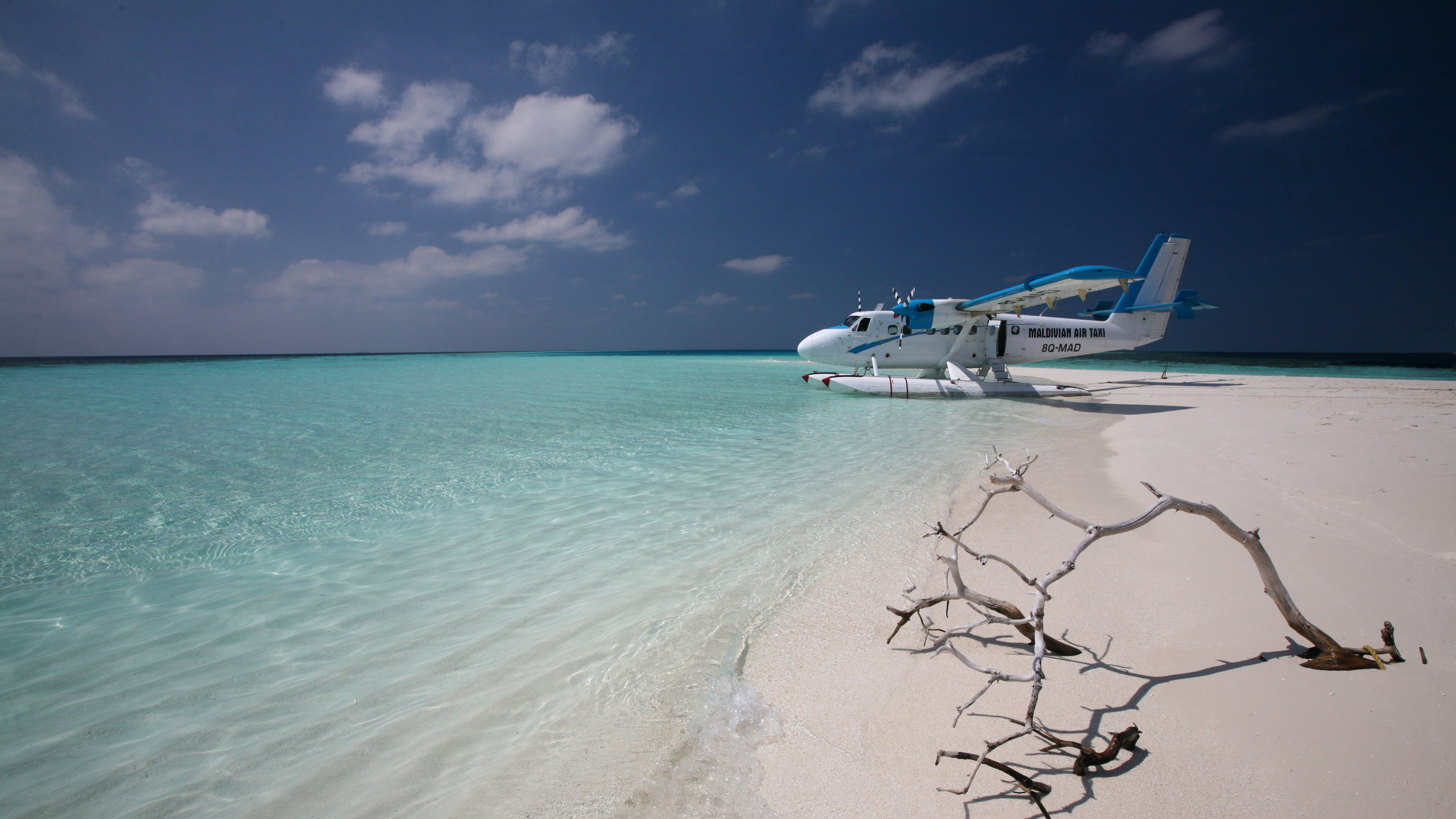 White and Blue Boat on Sea During Daytime. Wallpaper in 2560x1440 Resolution