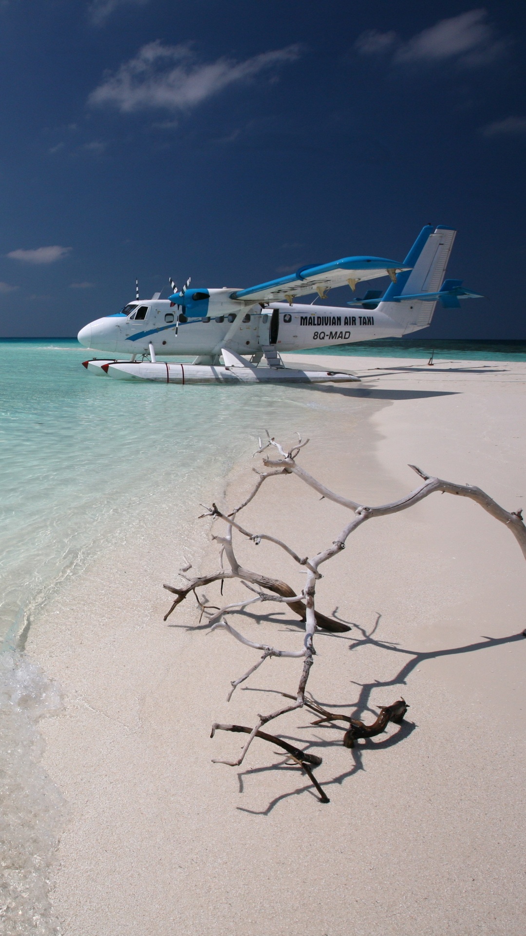 Barco Blanco y Azul en el Mar Durante el Día. Wallpaper in 1080x1920 Resolution