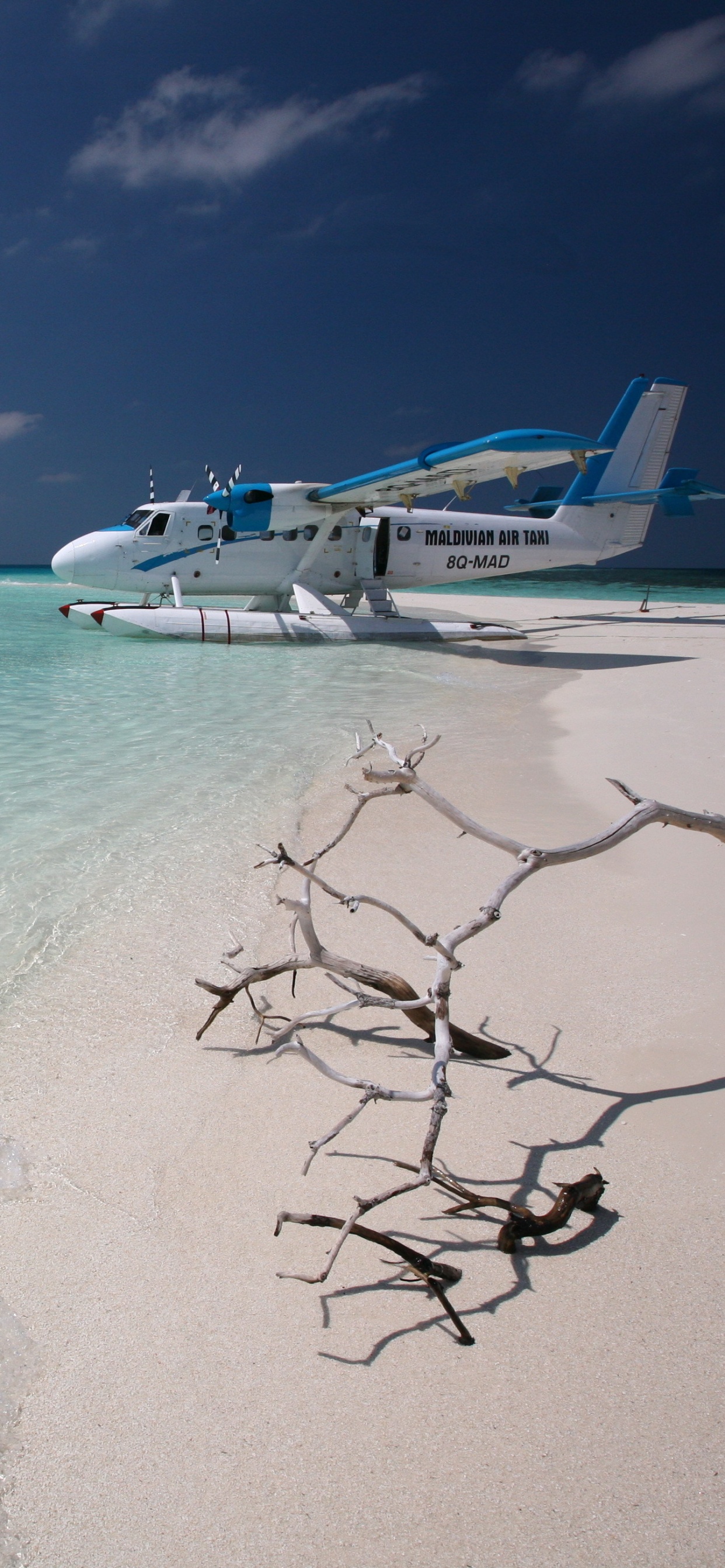 Barco Blanco y Azul en el Mar Durante el Día. Wallpaper in 1242x2688 Resolution
