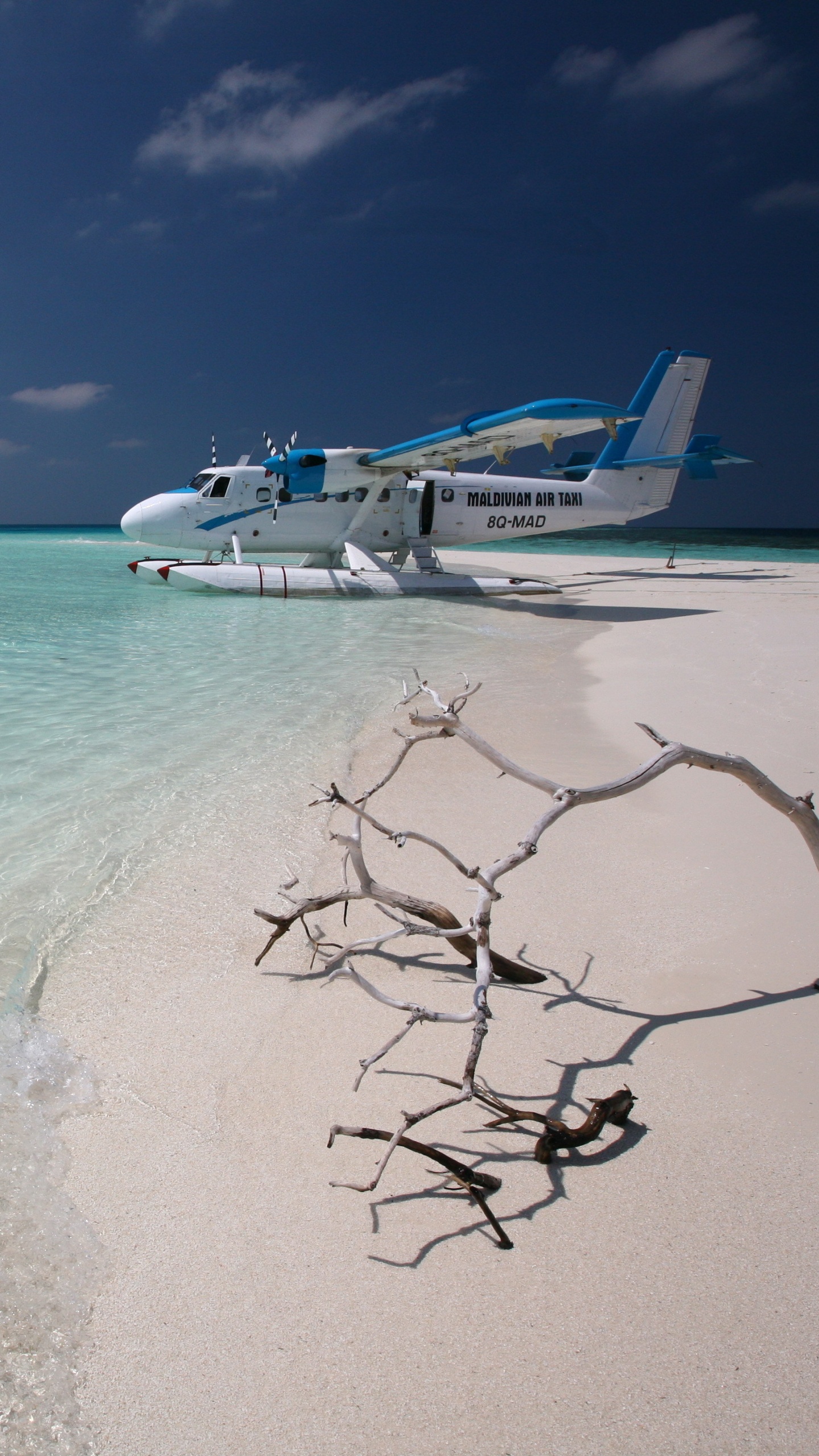Barco Blanco y Azul en el Mar Durante el Día. Wallpaper in 1440x2560 Resolution