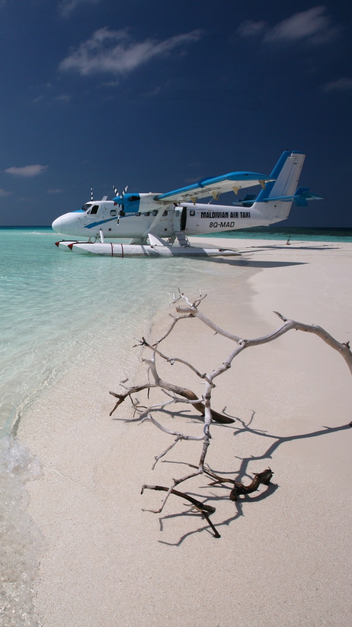 Bateau Blanc et Bleu Sur la Mer Pendant la Journée. Wallpaper in 720x1280 Resolution