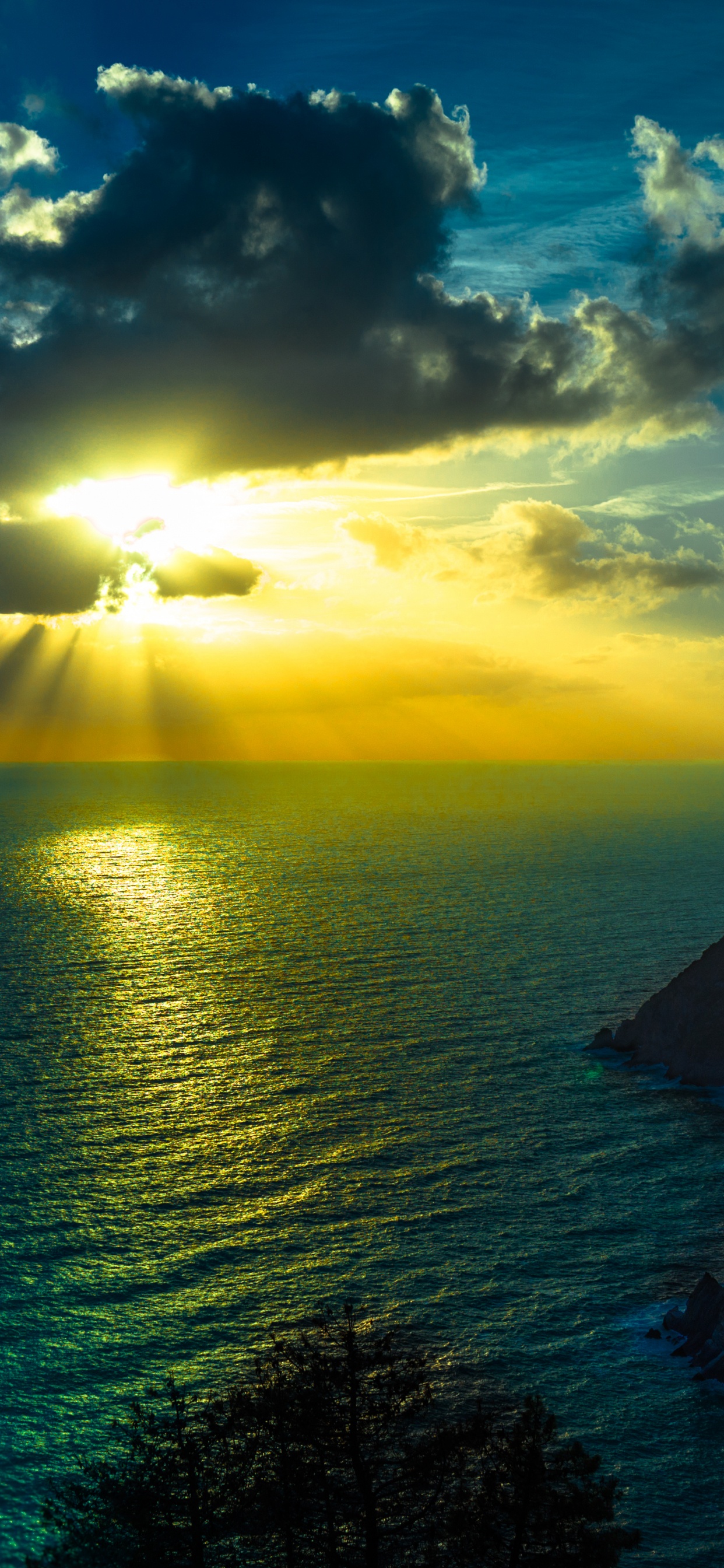 Montagne Verte à Côté D'un Plan D'eau Pendant la Journée. Wallpaper in 1242x2688 Resolution