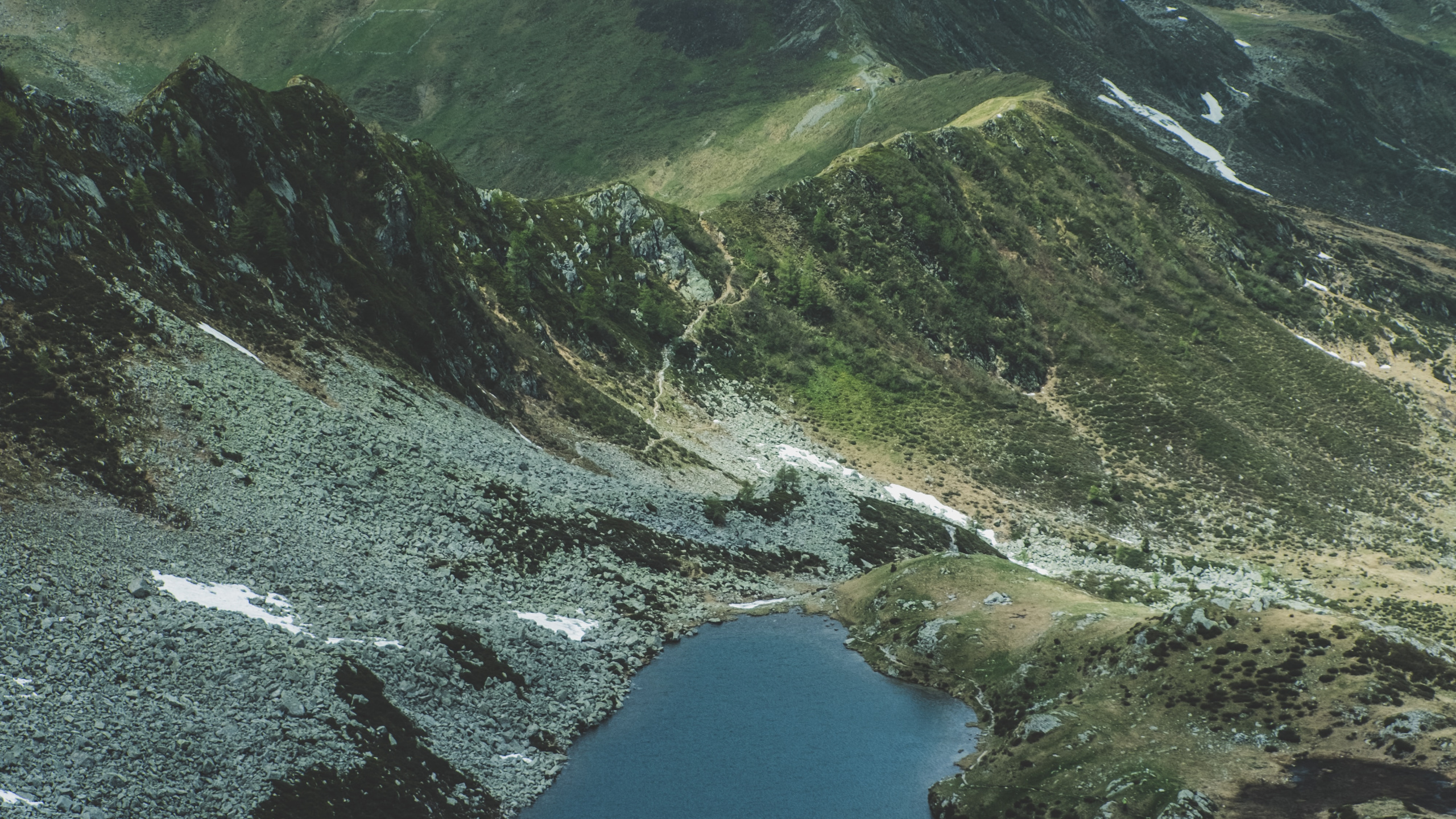 Tarn, Highland, Las Formaciones Montañosas, Montaña, Cuerpo de Agua. Wallpaper in 2560x1440 Resolution