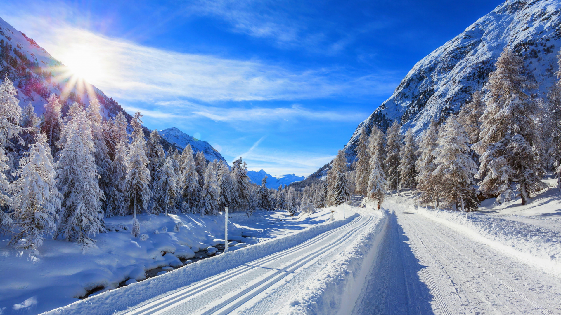 Schneebedeckte Straße in Der Nähe Des Berges Unter Blauem Himmel Tagsüber. Wallpaper in 1920x1080 Resolution
