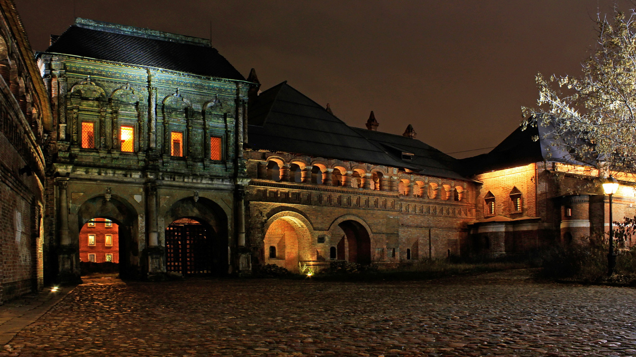 Edificio de Hormigón Marrón y Verde Durante la Noche.. Wallpaper in 1280x720 Resolution
