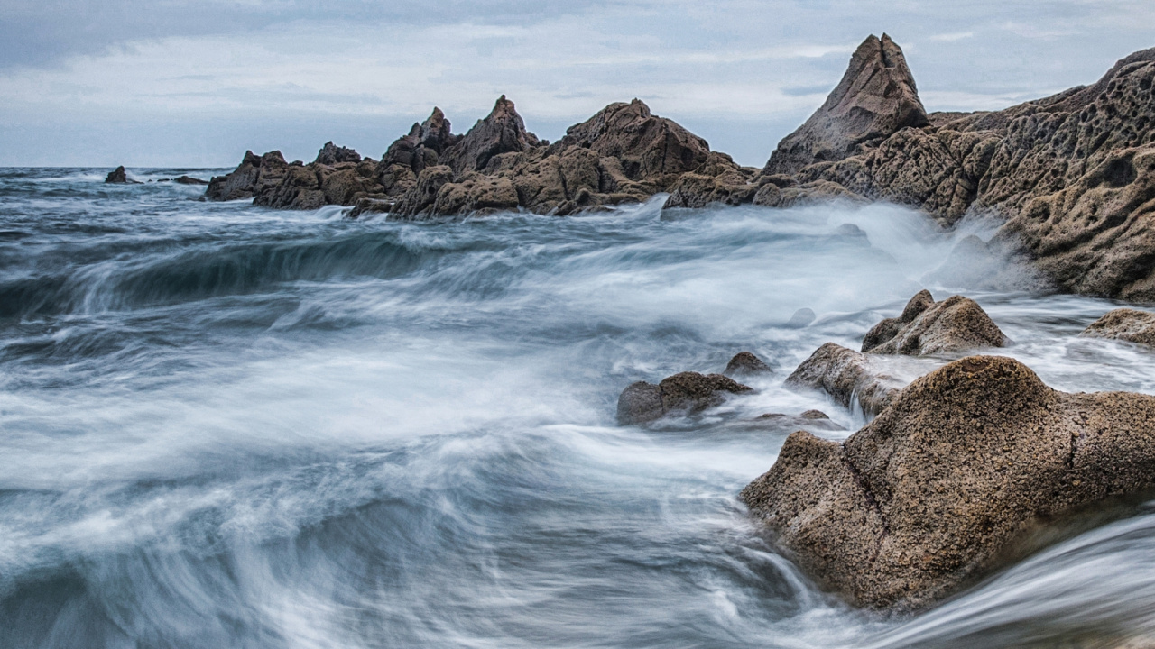 Brown Rock Formation on Body of Water During Daytime. Wallpaper in 1280x720 Resolution