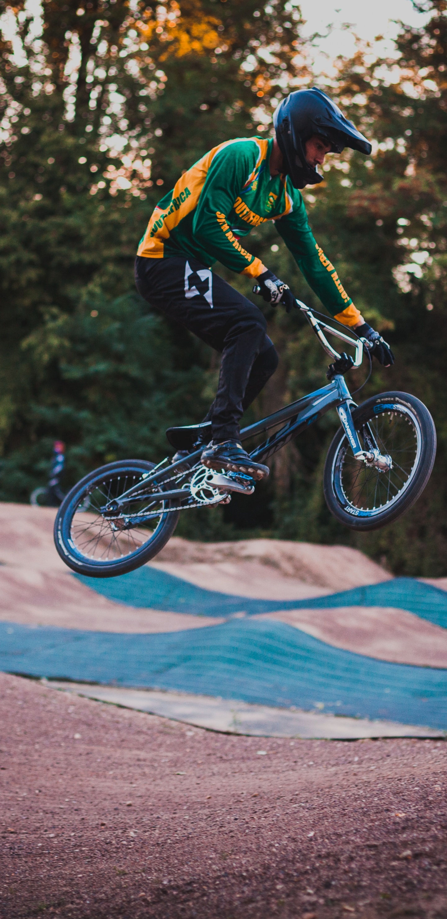 Hombre de Chaqueta Negra y Naranja Montando en Bicicleta en Blanco y Negro en la Carretera Durante el Día. Wallpaper in 1440x2960 Resolution