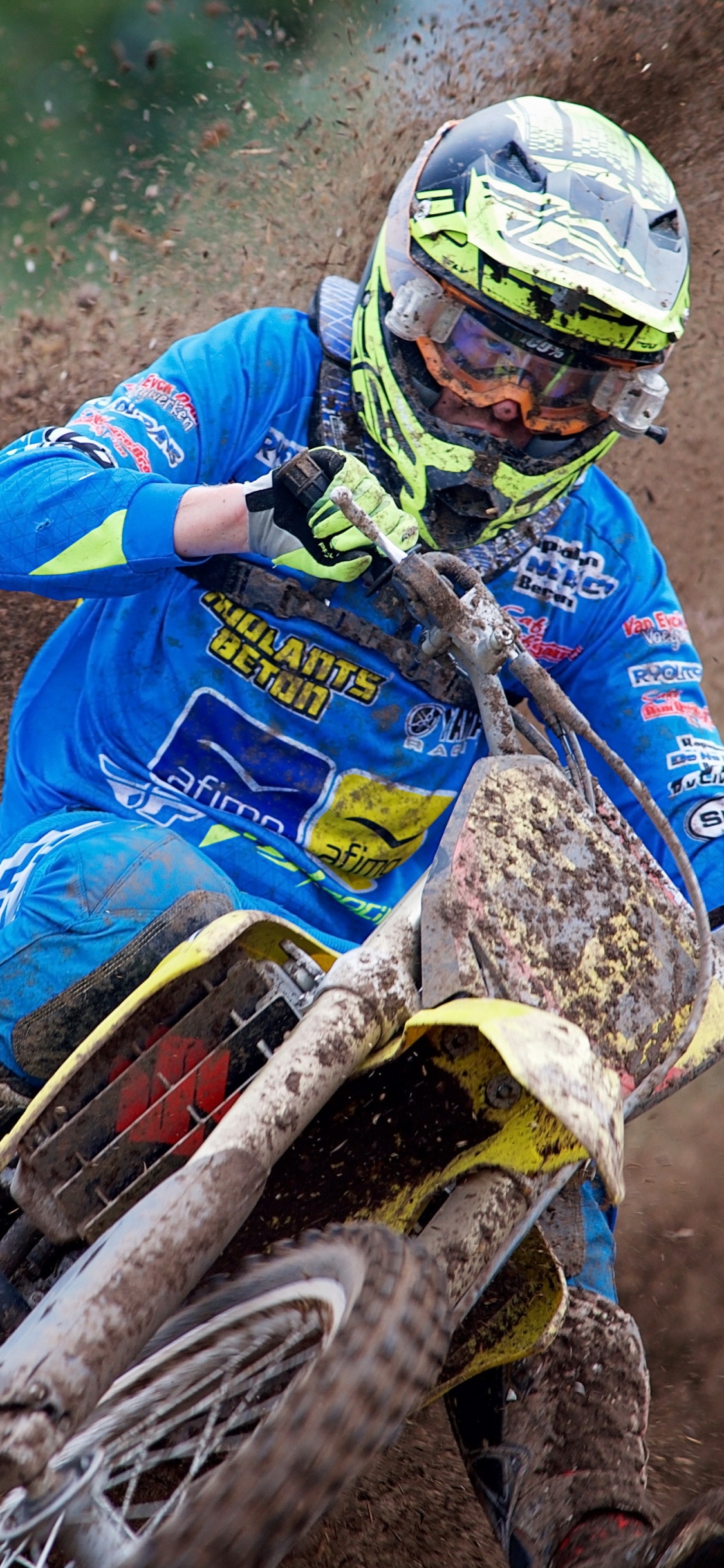 Mann in Blauer Und Roter Jacke, Der Auf Einem Motocross-Dirt-Bike Fährt. Wallpaper in 1125x2436 Resolution