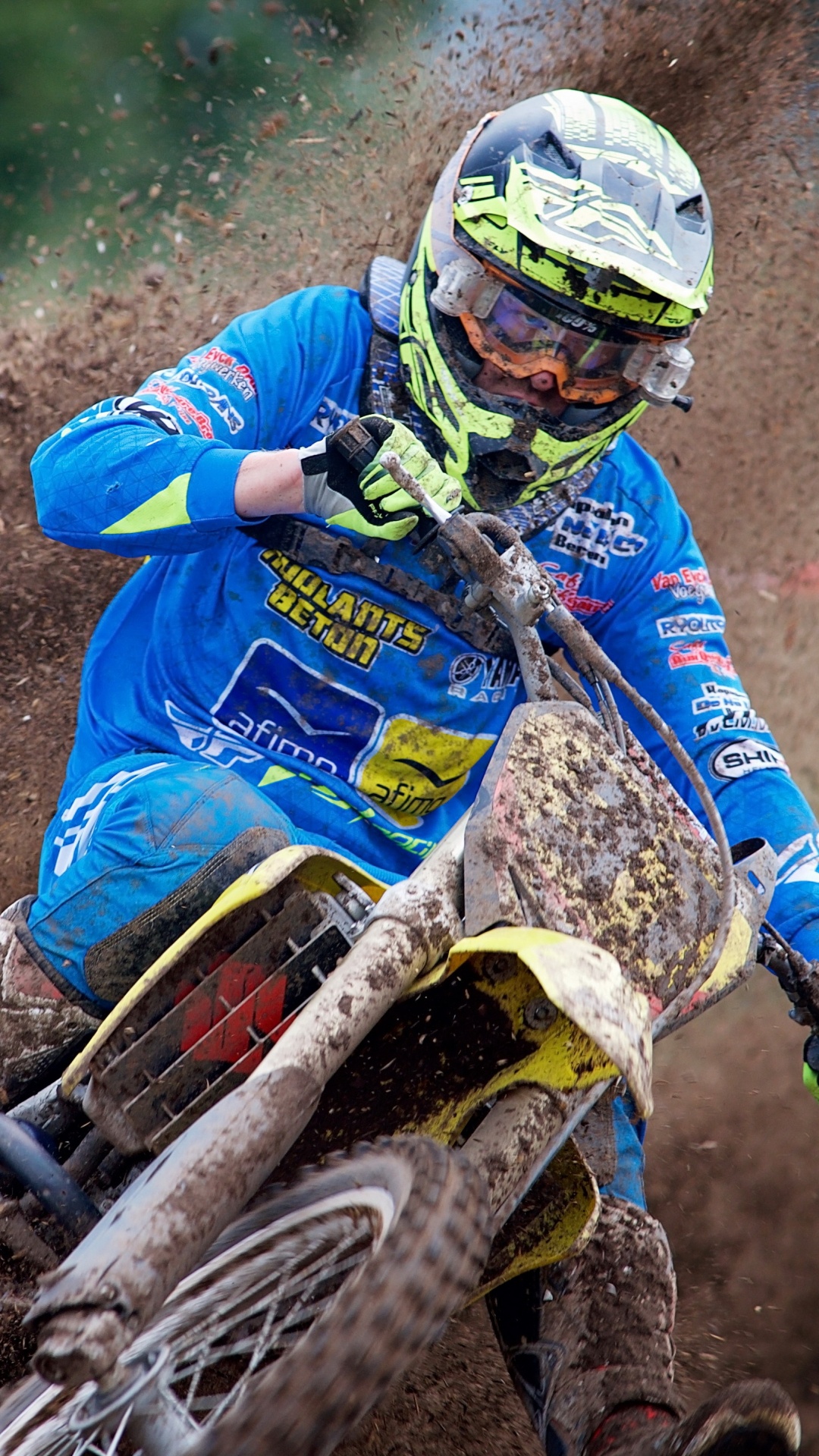 Hombre de Chaqueta Azul y Roja Montando en Motocross Dirt Bike. Wallpaper in 1080x1920 Resolution