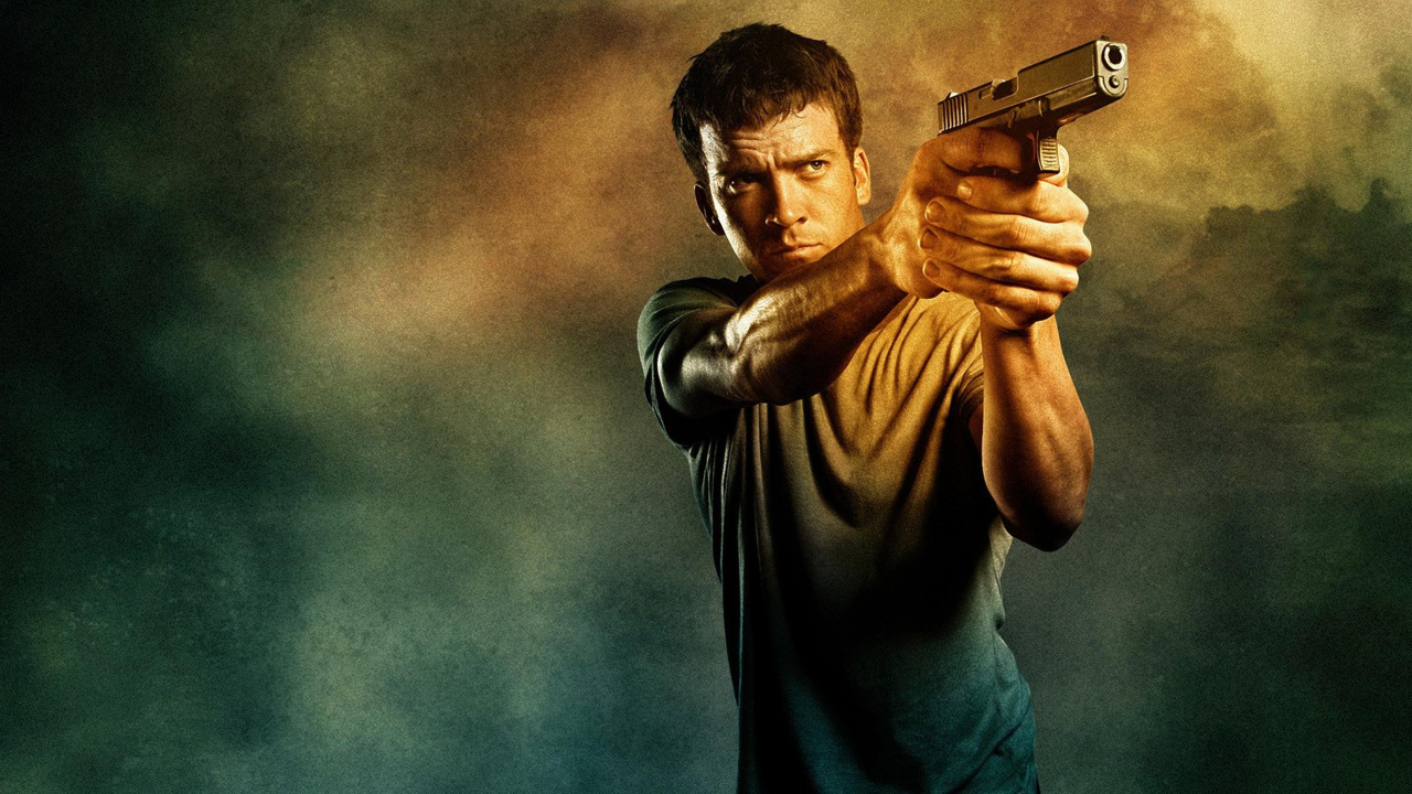 Hombre en Camiseta Gris de Cuello Redondo Con Pistola Semiautomática Negra. Wallpaper in 1280x720 Resolution