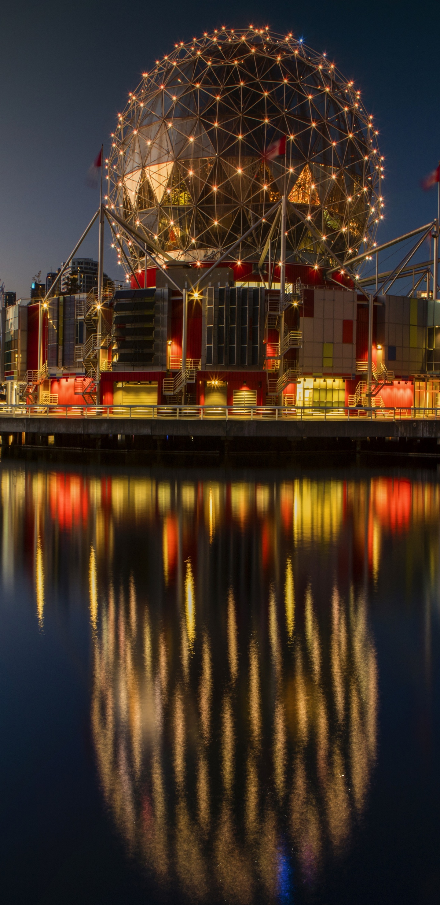 Horizon de la Ville à Travers le Plan D'eau Pendant la Nuit. Wallpaper in 1440x2960 Resolution