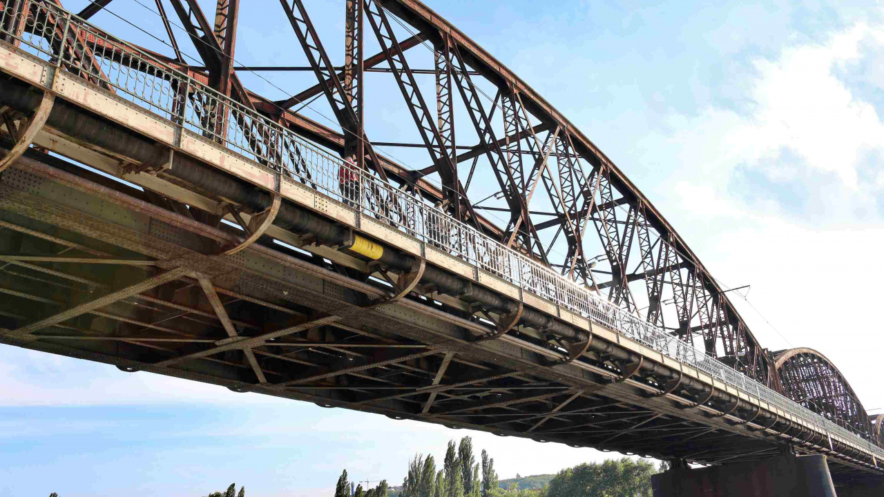 Braune Metallbrücke Unter Blauem Himmel Tagsüber. Wallpaper in 1280x720 Resolution