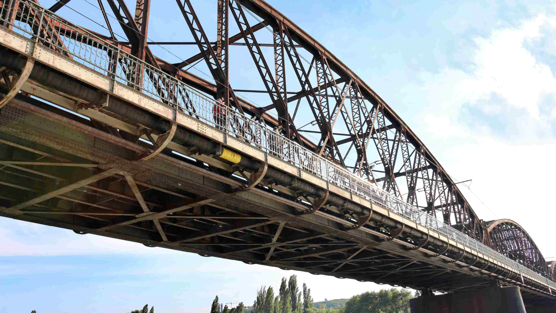 Braune Metallbrücke Unter Blauem Himmel Tagsüber. Wallpaper in 1920x1080 Resolution