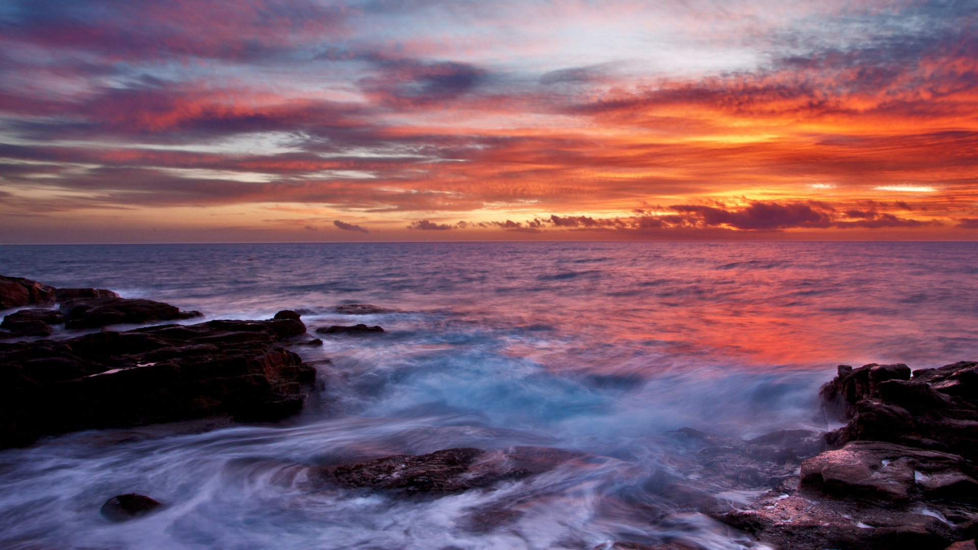 Les Vagues de L'océan S'écrasent Sur Les Rochers au Coucher du Soleil. Wallpaper in 1920x1080 Resolution