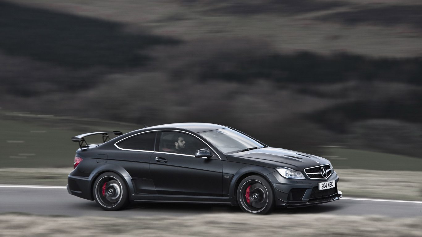 Schwarzes Mercedes Benz Coupé Unterwegs. Wallpaper in 1366x768 Resolution