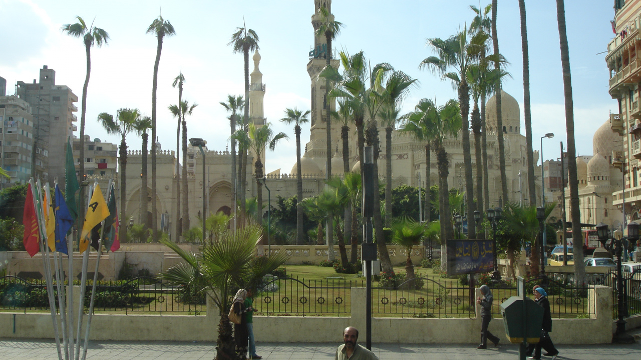 Gente Caminando en el Parque Durante el Día. Wallpaper in 1280x720 Resolution