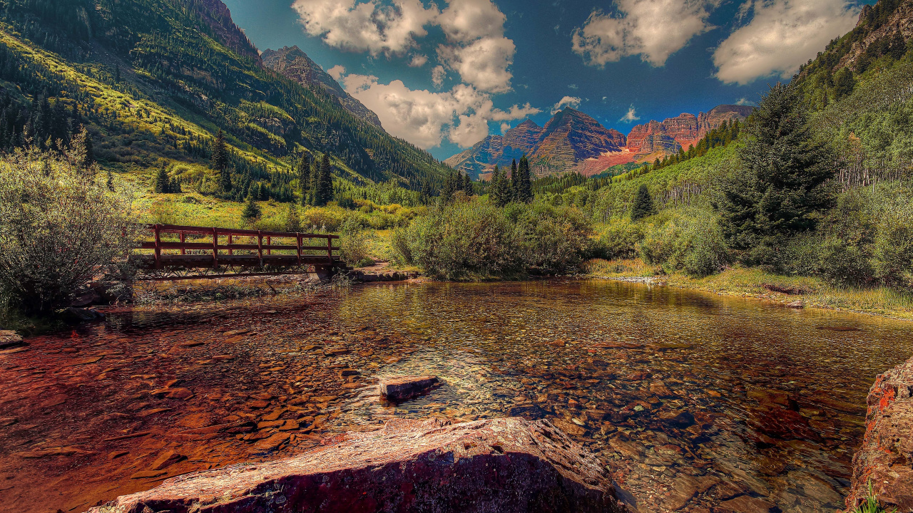 Árboles Verdes y Valla de Madera Marrón Cerca Del Cuerpo de Agua Durante el Día. Wallpaper in 1280x720 Resolution