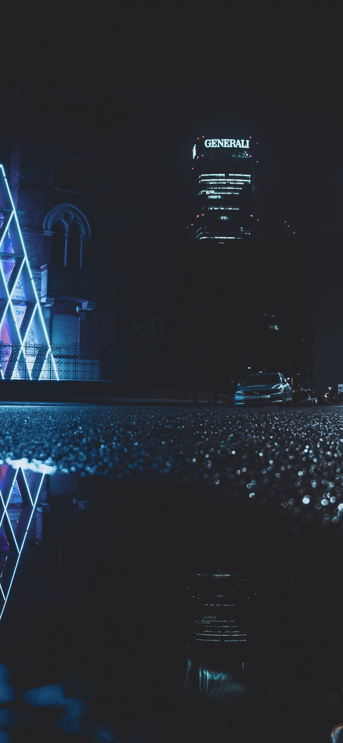 Leute, Die Nachts Auf Der Straße Gehen. Wallpaper in 1125x2436 Resolution