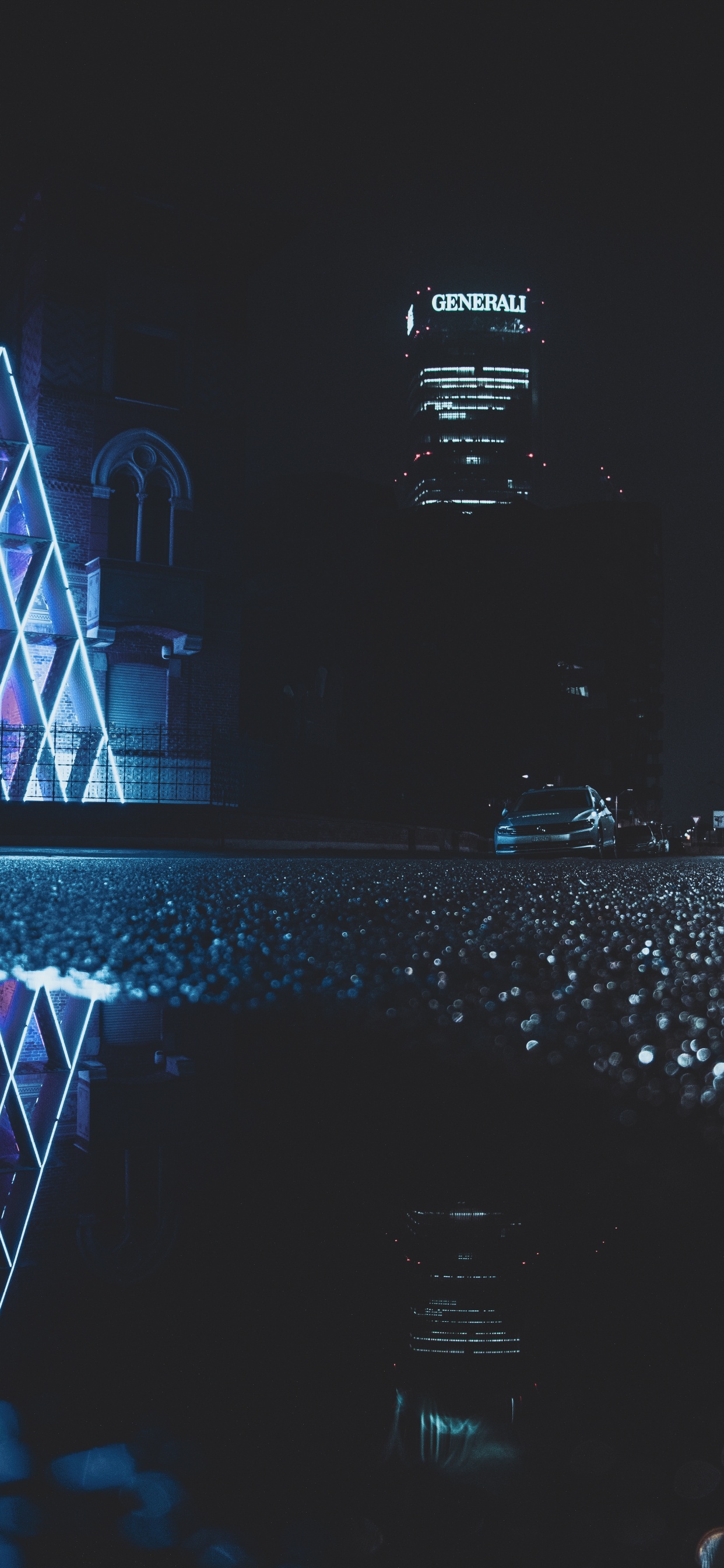 Personnes Marchant Dans la Rue Pendant la Nuit. Wallpaper in 1242x2688 Resolution