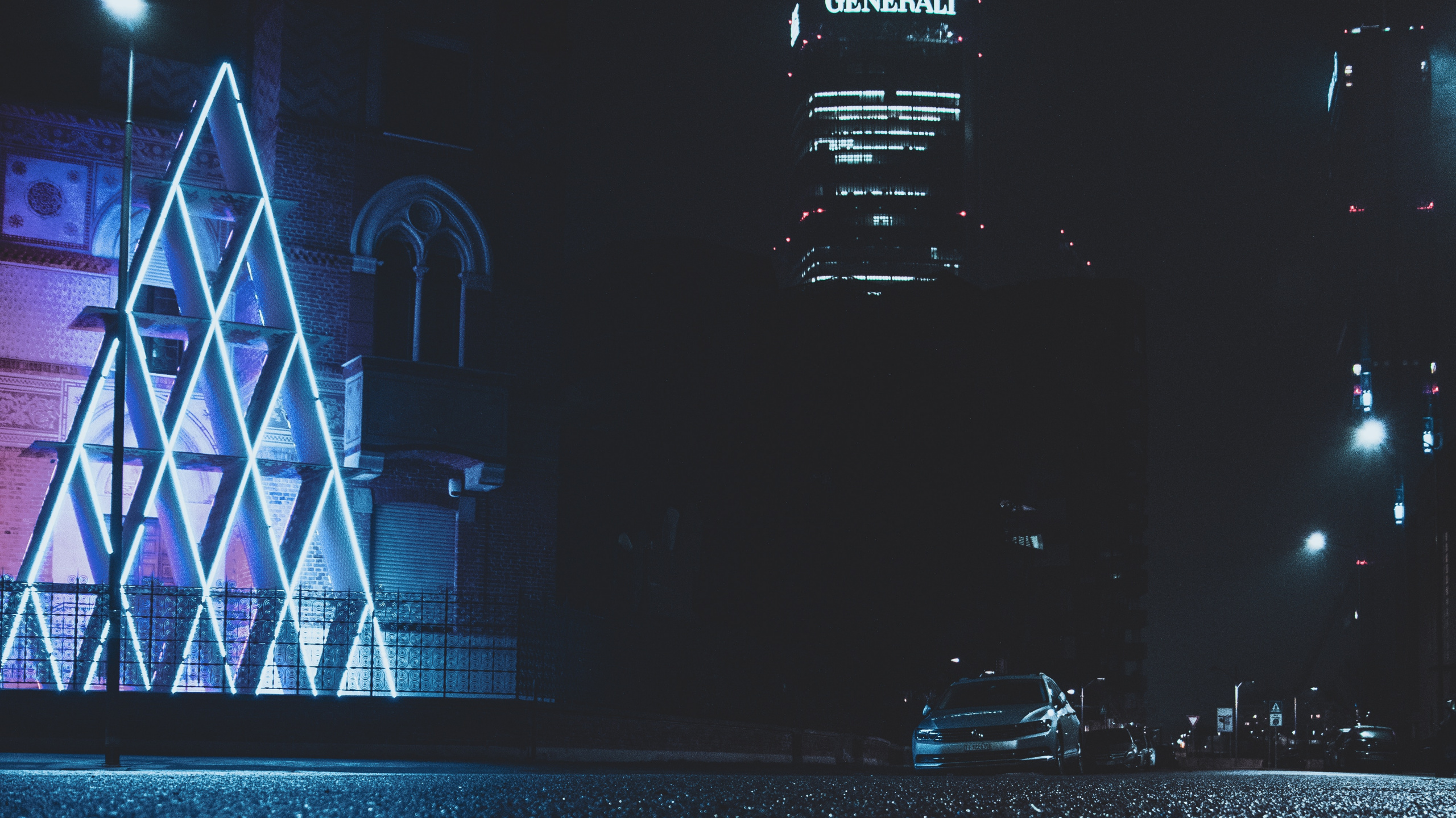 Personnes Marchant Dans la Rue Pendant la Nuit. Wallpaper in 2560x1440 Resolution