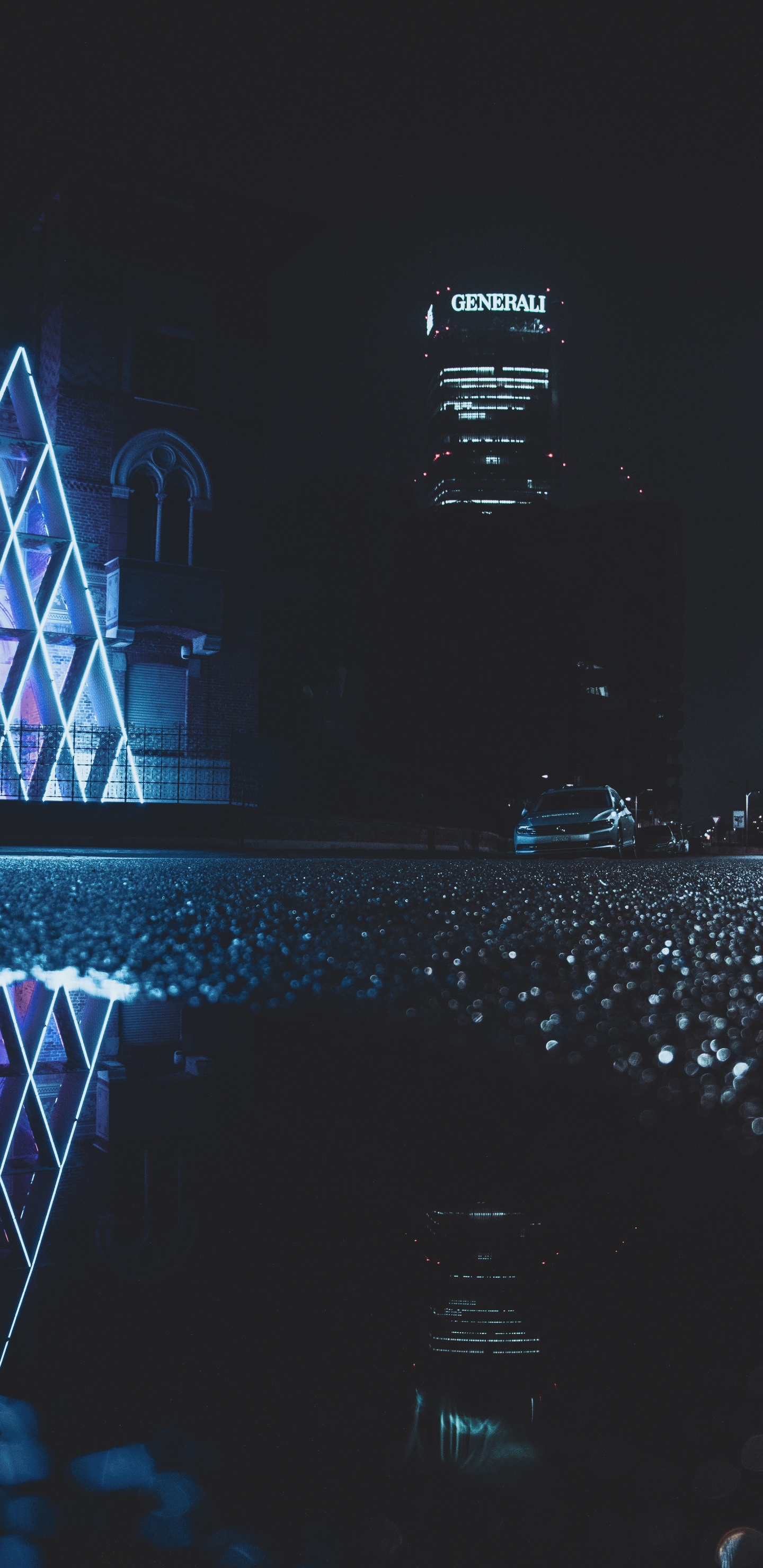 Gente Caminando en la Calle Durante la Noche. Wallpaper in 1440x2960 Resolution