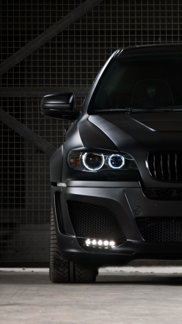 Voiture Bmw Noire Sur Route Goudronnée Grise. Wallpaper in 750x1334 Resolution