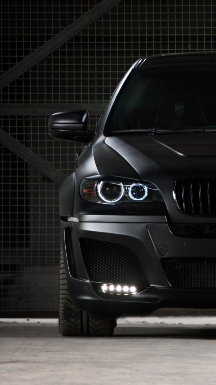 Coche BMW Negro Sobre Carretera de Asfalto Gris. Wallpaper in 720x1280 Resolution