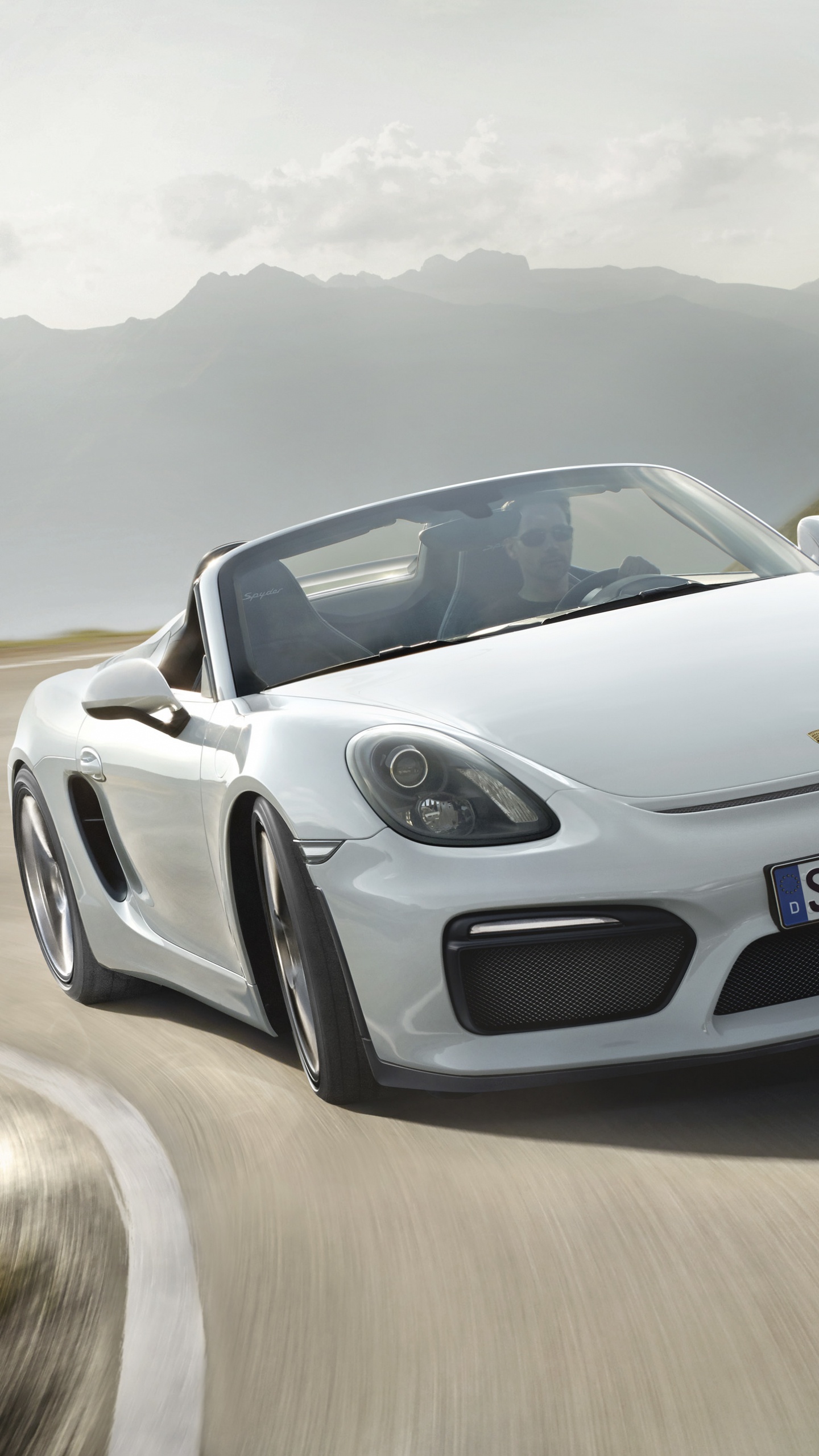 Porsche 911 Blanco en la Carretera Durante el Día. Wallpaper in 1440x2560 Resolution